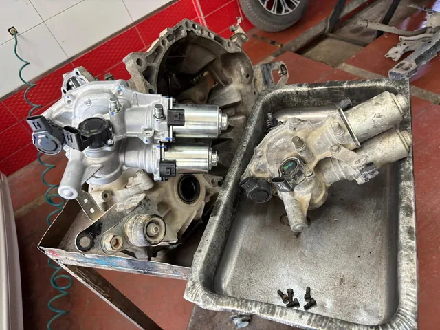 Toyota Auris MMT şanzımanı üzerinde yeni ve sökülen vites aktüatörleri