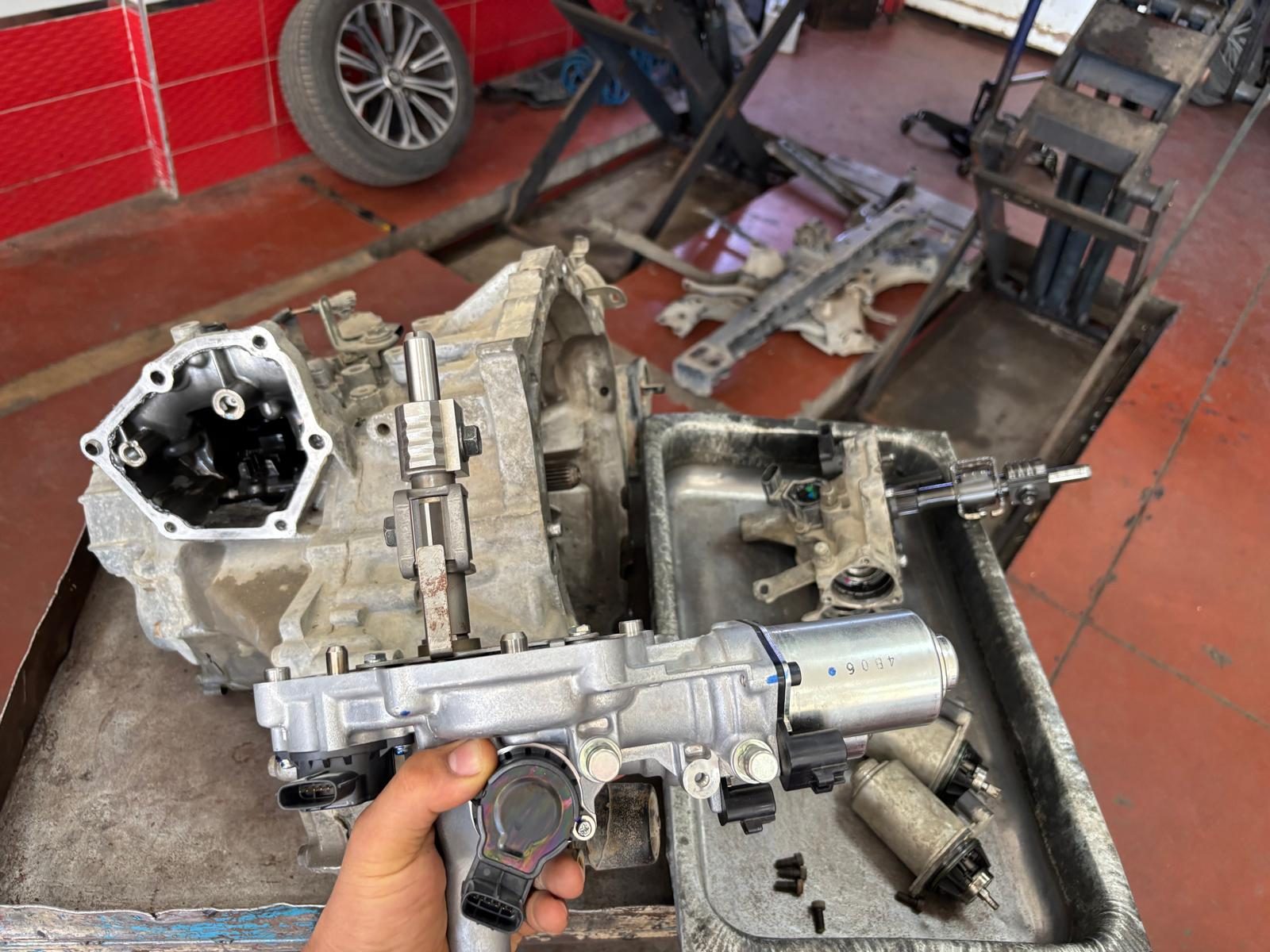 Toyota MMT vites aktüatörünün mil düzeneği ve arkadaki açık şanzıman gövdesi